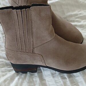 Sorel waterproof taupe suede boots size 11